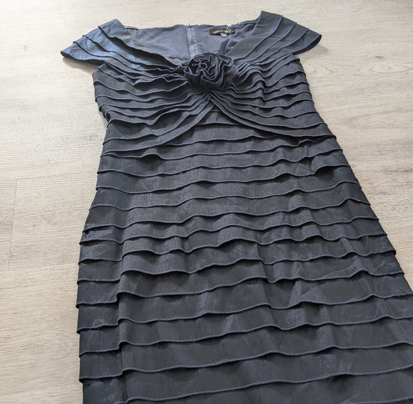 Formal/Cocktail Navy Blue Dress with Floral Detail Size 12 - Picture 4 of 5